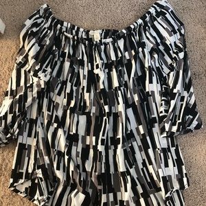 Black and white short sleeve top